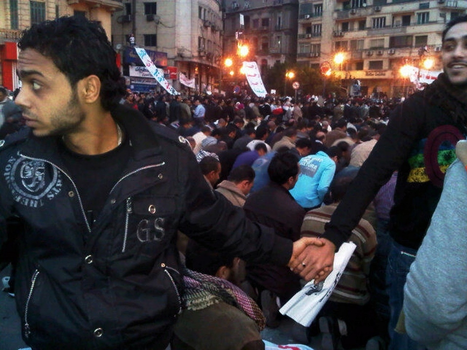 Χριστιανοί προστατεύουν Μουσουλμάνους που προσεύχονται στο Κάιρο
