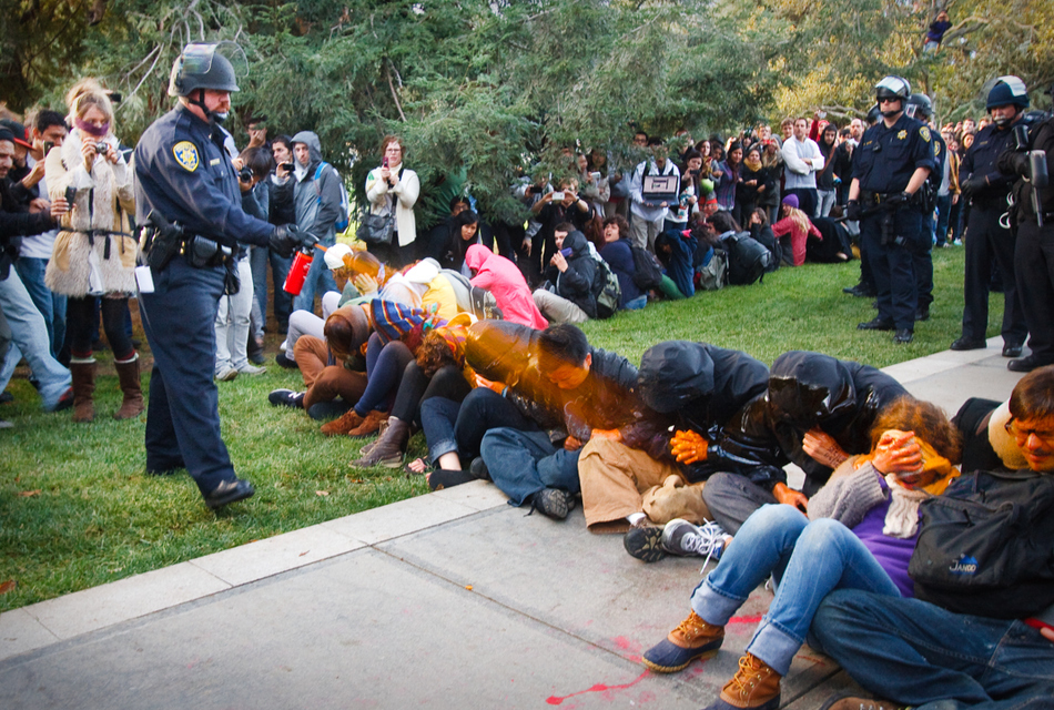 Αστυνομικός ρίχνει σπρέι πιπεριού σε μαθητές κατά την διάρκεια εκδήλωσης διαμαρτυρίας '"Occupy UCD"'