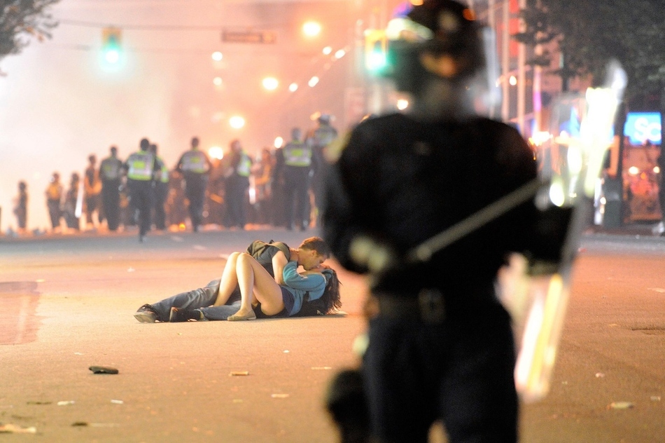 O Αυστραλός Scott Jones φιλάει την Καναδέζα φίλη του Alex Thomas, αφότου χτυπήθηκε από έναν αστυνομικός κατά την διάρκεια ταραχών στον Καναδά