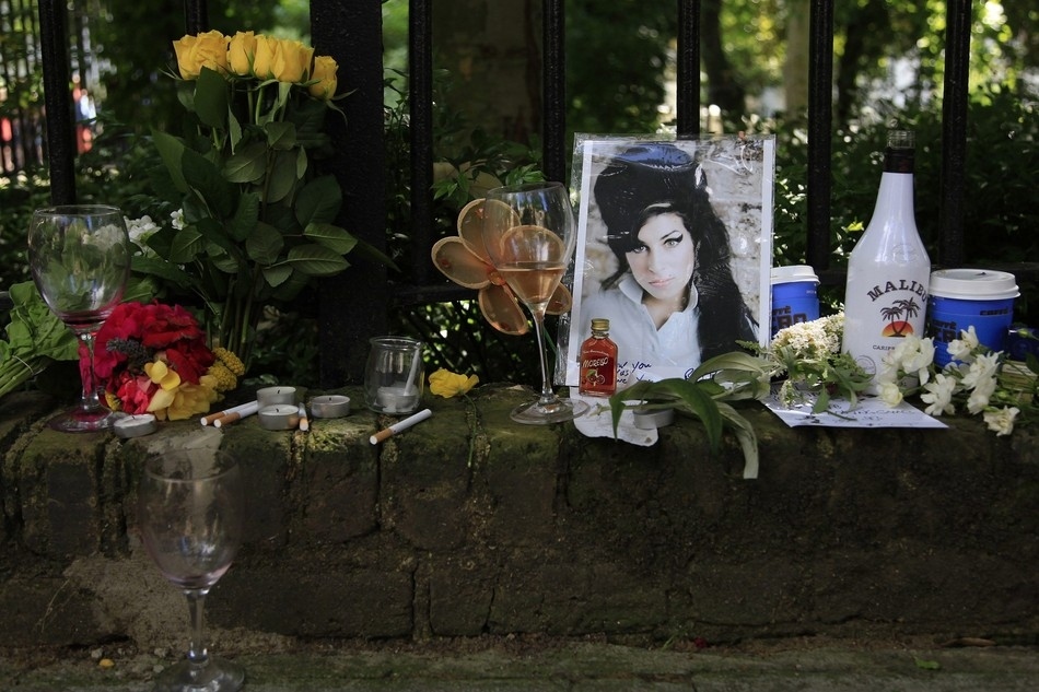 Λουλούδια έξω από το σπίτι της Amy Winehouse στο Λονδίνο στις 24 Ιουλίου.