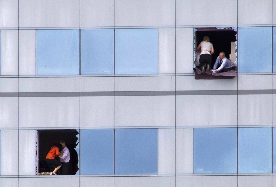 Υπάλληλοι γραφείου αναζητούν διέξοδο από ένα ψηλό κτίριο στη Νέα Ζηλανδία στις 22 Φεβρουαρίου. Ένας ισχυρός σεισμός σκότωσε τουλάχιστον 180 ανθρώπους.