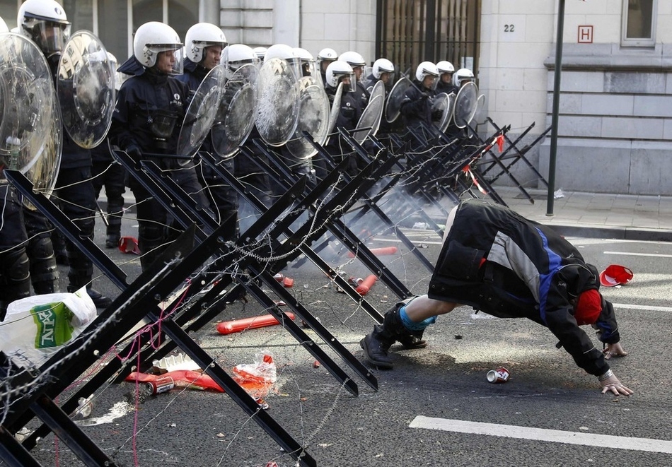 Διαδηλωτής κατά τη διάρκεια μιας διαμαρτυρίας στις Βρυξέλλες (24 Μαρτίου) Η διαδήλωση έγινε από Ευρωπαίους εργαζόμενους και εκπροσώπους των συνδικαλιστικών οργανώσεων, που απαιτούσαν μεγαλύτερη προστασία της απασχόλησης στις χώρες της Ευρωπαϊκής Ένωσης.