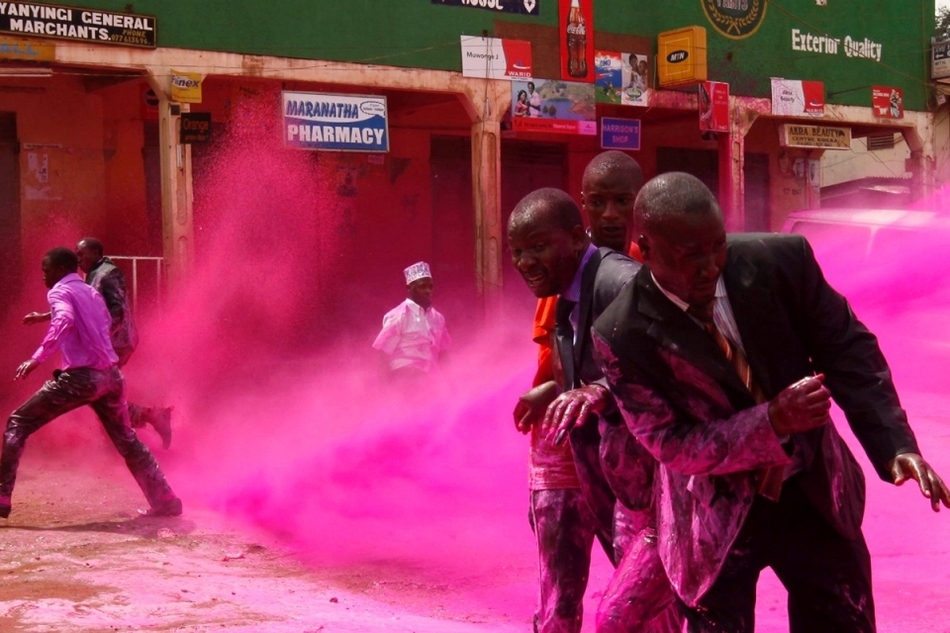 Η αστυνομία ρίχνει σπρέι με χρωματιστό νερό κατά τη διάρκεια διαδηλώσεων στην πρωτεύουσα Καμπάλα