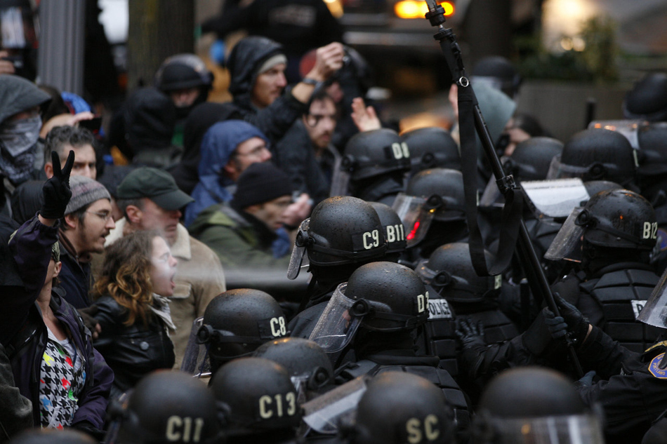 Διαδηλωτής ψεκάζεται με σπρέι πιπεριού στην διαδήλωση 'Occupy Portland'