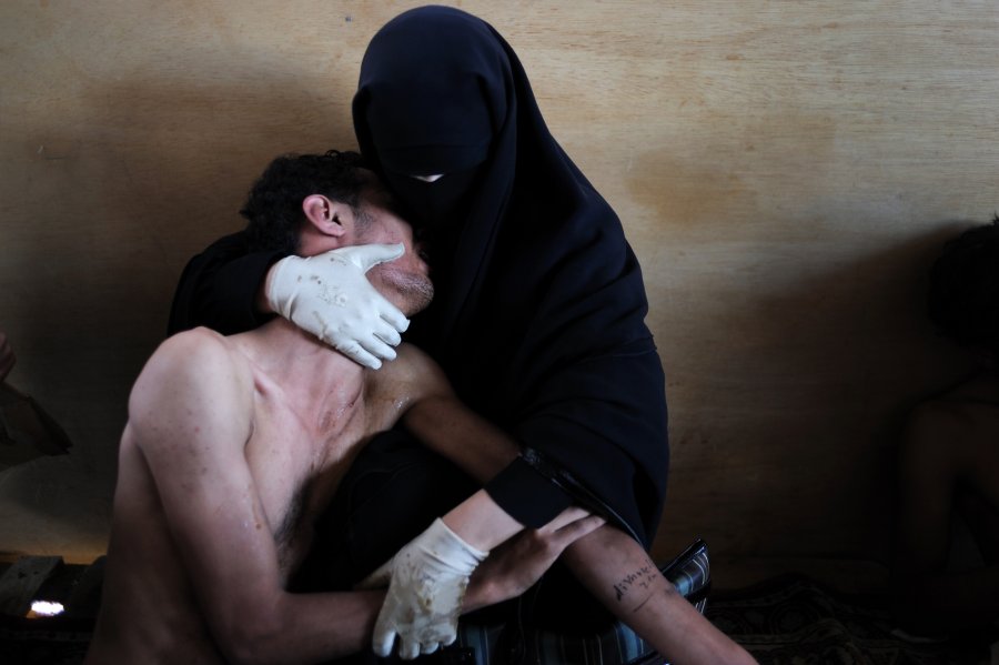 Επιλέγει                                                            ως η                                                            φωτογραφία της                                                            χρονιάς. Μια                                                            γυναίκα κρατά                                                            συγγενή της σε                                                            ένα αυτοσχέδιο                                                            νοσοκομείο σε                                                              τζαμί της                                                            Υεμένης.