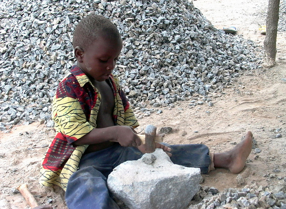 Οι γονείς στο Μπενίν (δυτική Αφρική) δεν στέλνουν τα παιδιά στο σχολείο για να εργάζονται σε ανασκαφές.