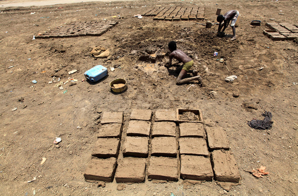 Πολλά παιδιά στο  Χαρτούμ του Σουδάν προσπαθούν να βγάλουν τα προς το ζειν φτιάχνοντας και πουλώντας πλίνθους.