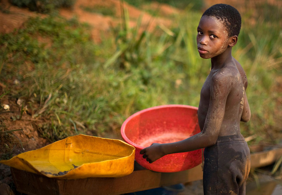 Ένας νέος από το Κονγκό μαζεύει χρυσό σε μια όχθη ποταμού του ανατολικού Κονγκό.