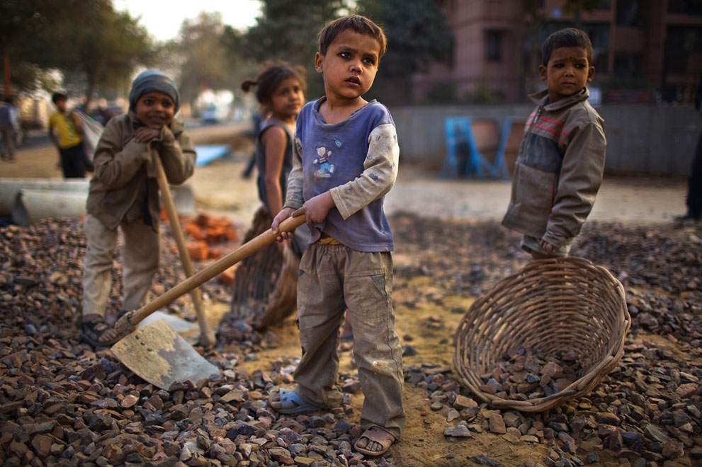 Παιδιά εργάζονται μαζί με τους γονείς τους σε κατασκευαστικό έργο στο Νέο Δελχί ​​της Ινδία.