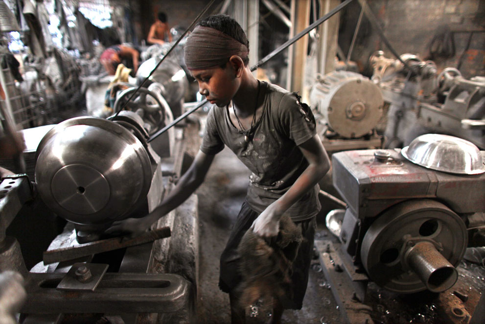 10 ετών, εργάζεται σε εργοστάσιο αλουμινίου στη Ντάκα, στο Μπανγκλαντές,