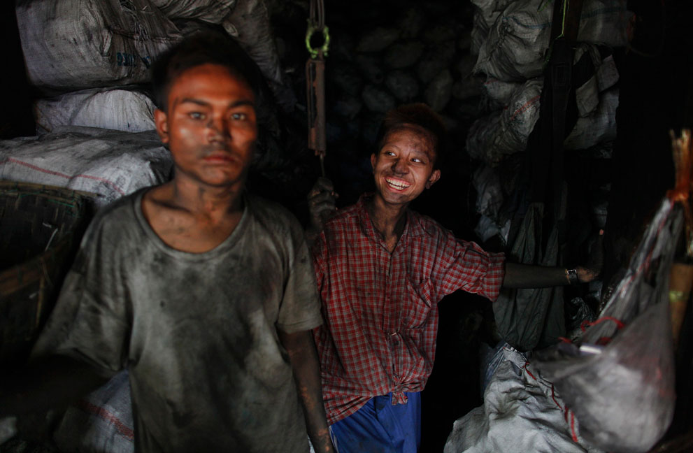 Τα αγόρια εργάζονται σε κατάστημα πώλησης άνθρακα στο Μιανμάρ.
