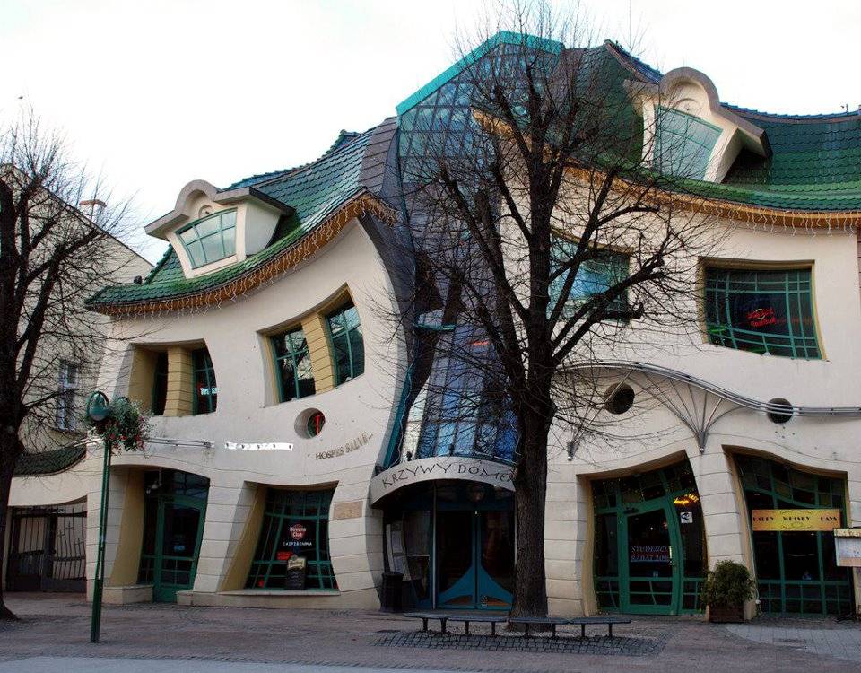 Το διάσημο Crooked House βρίσκεται στο Sopot της Πολωνίας και λειτουργεί ως εμπορικό κέντρο. Στα Πολωνικά ονομάζεται Krzywy Domek που μπορεί να μεταφραστεί ως το «κυρτό» ή το «στριμμένο» σπίτι. Κάπως έτσι είναι στην πραγματικότητα το Crooked House.. πολλές καμπύλες, μοναδική αρχιτεκτονική, σχεδόν καρτουνίστικη εμφάνιση.Μοιάζει σαν να ξεπήδησε από κάποιο παραμύθι και να εγκαταστάθηκε μόνιμα στην Πολωνία.