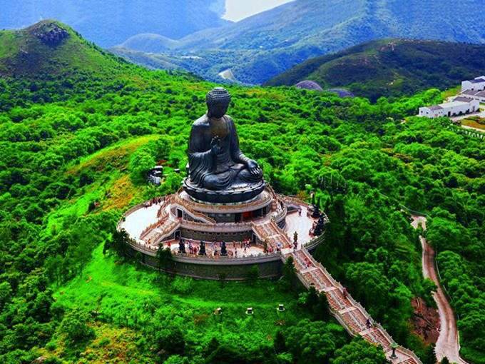 Tian Tan Buddha: Ο μεγαλύτερος Βούδας. Bρίσκεται στο νησί Lantau στο Χονγκ Κονγκ. Είναι φτιαγμένο από μπρούτζο, έχει 34 μέτρα ύψος και ζυγίζει 250 τόνους.