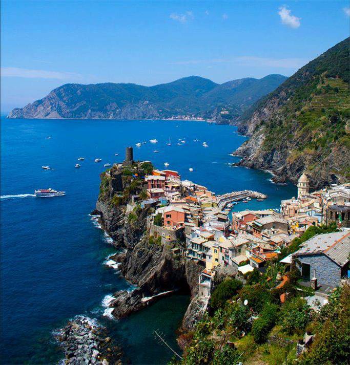 Το Cinque Terre είναι ένα τραχύ κομμάτι της ακτής στην Ιταλική Ριβιέρα. Βρίσκεται στην περιοχή της Λιγουρίας, στα δυτικά της πόλης της La Spezia. «Οι Πέντε Χώρες», όπως μεταφράζεται το όνομά του, αποτελούνται από πέντε χωριά: το Monterosso al Mare, τη Vernazza, την Corniglia, την Manarola και το Riomaggiore. Η ακτογραμμή, τα πέντε χωριά, και οι γύρω λόφοι είναι όλα μέρος του Εθνικού Πάρκου Cinque Terre που έχει χαρακτηριστεί παγκόσμια κληρονομιά από την UNESCO.