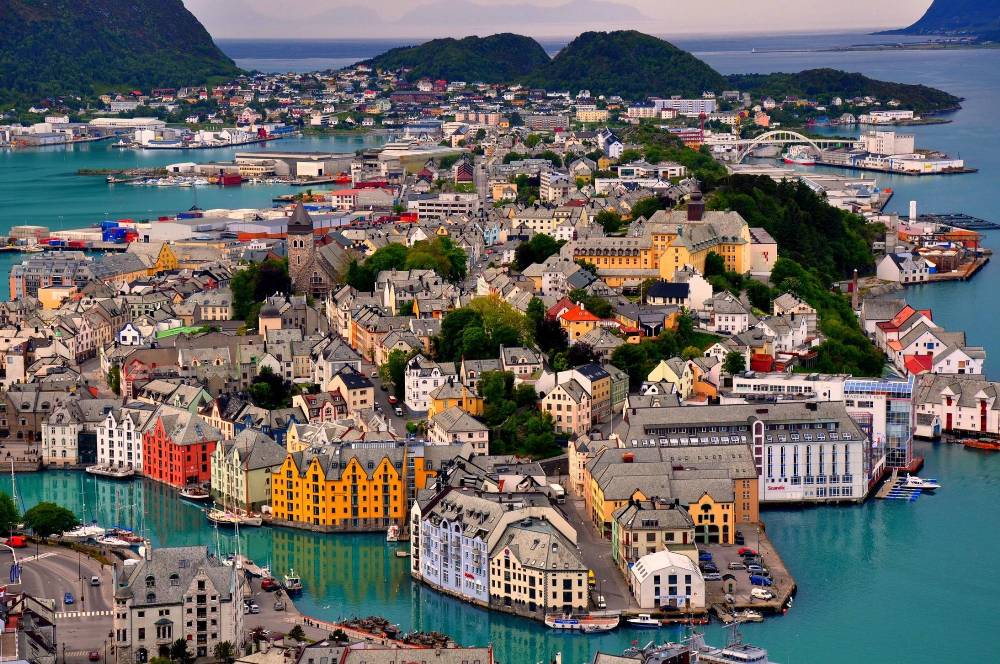 Alesund: Μία παραμυθένια πόλη στη Νορβηγία. Το πρώτο πράγμα που αναρωτιέσαι βλέποντας τη φωτογραφία είναι αν υπάρχει στ' αλήθεια αυτή η πόλη ή αν πρόκειται για μια μακέτα. Όλα τα κτίρια στο Alesund της Νορβηγίας είναι γεμάτα χρώματα, με πυργίσκους και άλλα ευφάνταστα στολίδια, που τα κάνει να μοιάζουν με καλλιτεχνικές δημιουργίες. Η μοναδικότητα και η ομορφιά της περιοχής έχει αναγνωριστεί και παγκοσμίως και η πόλη ανήκει στο ευρωπαϊκό δίκτυο της Art Nouveau.