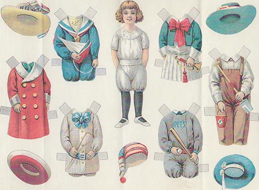 Η γκαρνταρόμπα της αγορίστικης κούκλα Percy (1910) περιλαμβάνει καπέλα και φούστες.
