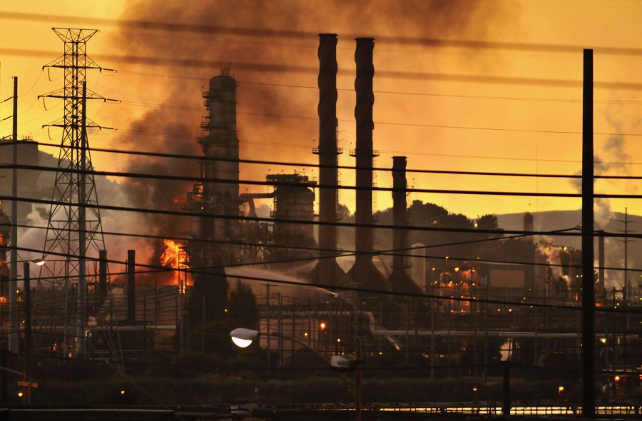 Πυρκαγιά που ξέσπασε στο διυλιστήριο πετρελαίου Chevron στην Καλιφόρνια, στις 6 Αυγούστου του 2012.