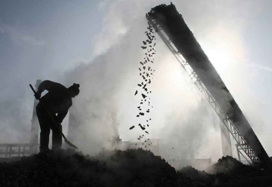 Ένας εργάτης δουλεύει σε εργοστάσιο άνθρακα στην Κίνα.