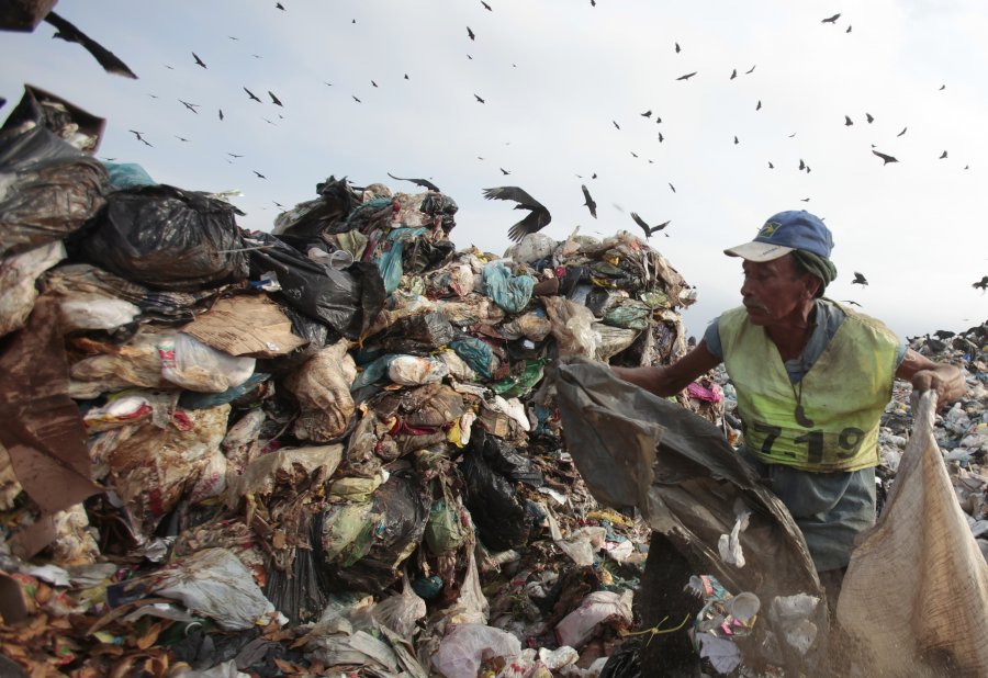 Συλλογή ανακυκλώσιμων υλικών στο μεγαλύτερο ΧΥΤΑ της Λατινικής Αμερικής. Η χωματερή έκλεισε το Μάιο του 2012, πριν από τη σύνοδο κορυφής του Ρίο για την αειφόρο ανάπτυξη.