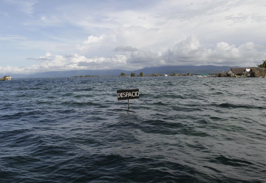Μια πινακίδα μεταξύ νησιών του Παναμά τον Σεπτέμβριο του 2012. Η άνοδος της στάθμης των ωκεανών που προκαλείται από την υπερθέρμανση του πλανήτη και η επί δεκαετίες καταστροφή των κοραλλιογενών υφάλων, συνδυαζόμενων με τις  εποχιακές βροχές βύθισαν για μέρες νησιά της Καραϊβικής. Οι κάτοικοι αναγκάστηκαν να εγκαταλείψουν την περιοχή.