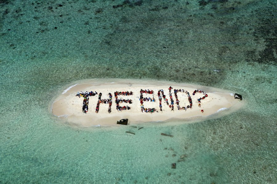 Εκατοντάδες άνθρωποι συγκεντρώθηκαν στις 13 Νοεμβρίου 2010 σε νησί ανοικτά των ακτών Μπελίζ στην Κεντρική Αμερική, για να σχηματίσουν ένα μήνυμα που εφιστά την προσοχή μας για την υποβάθμιση του περιβάλλοντος και τονίζει την ανάγκη να προστατεύσουμε τον πλανήτη μας.