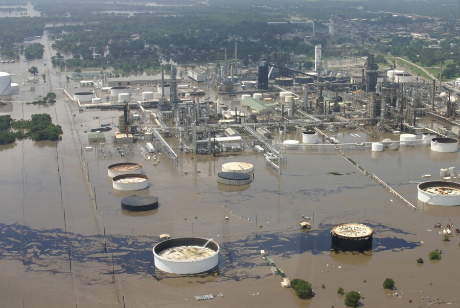 Στις 2 Ιουλίου 2007, μεγάλες πλημμύρες προκάλεσαν  σημαντική διαρροή πετρελαίου από διυλιστήριο στο νοτιοανατολική Κάνσας.