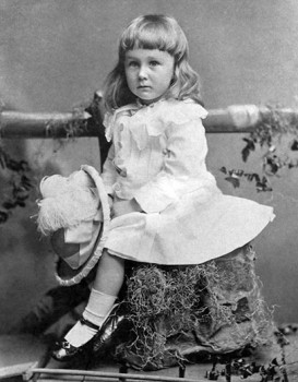 O Φραγκλίνος Ρούζβελτ , όπως και τα άλλα αγόρια της εποχής του, φοράει φόρεμα. Η φωτογραφία βγήκε στη Νέα Υόρκη το 1884.