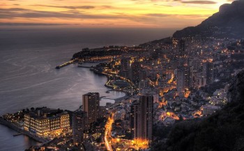 Το Μονακό είναι το μέρος με το χαμηλότερο ποσοστό φτώχειας στον κόσμο, και τους περισσότερους εκατομμυριούχους και δισεκατομμυριούχους σε σχέση με τον πληθυσμό.