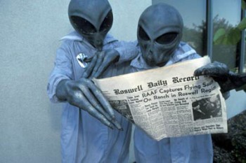 aa-conspiracy-theory-aliens-reading-newspaper