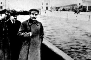 Επανέκδοση της ίδιας φωτογραφίας χωρίς όμως τον σοβετικό κομμισάριο Nikolai Yezhov που εκτελέστηκε το 1941